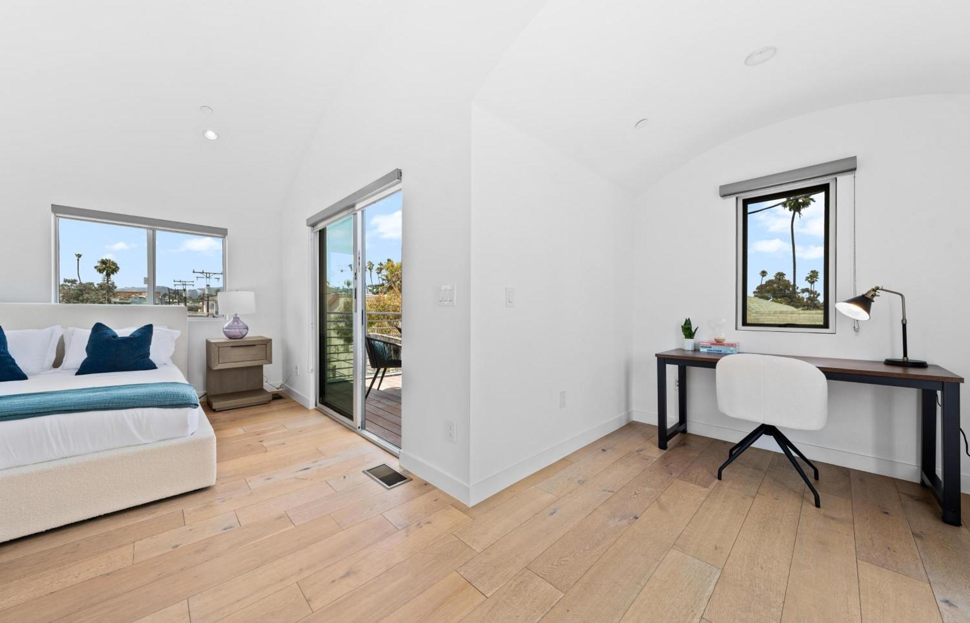 The Diamond Dune Three Floors Two Balconies Bbq Apartment Los Angeles